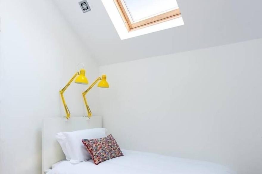 2 bed stylish apartment in Belfast with private parking
