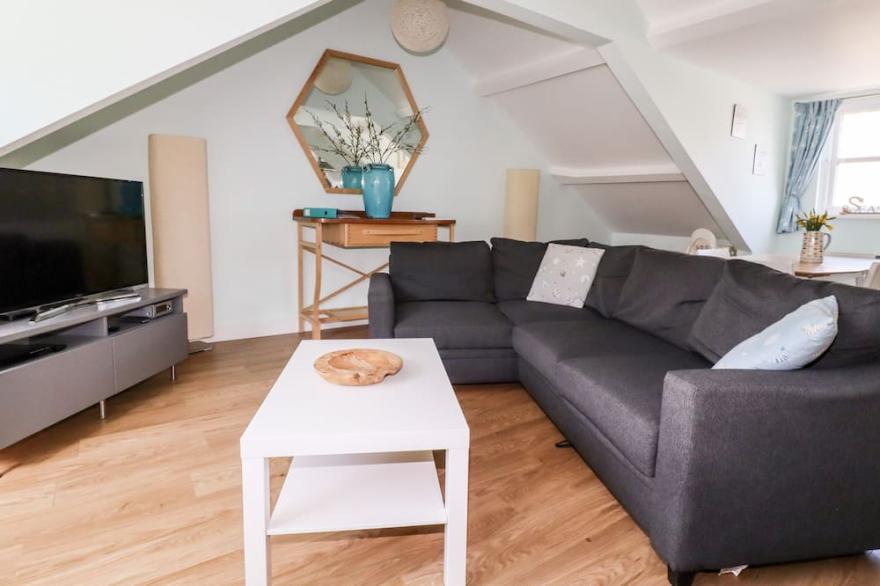 SMUGGLERS LOFT, romantic, character holiday cottage in Looe
