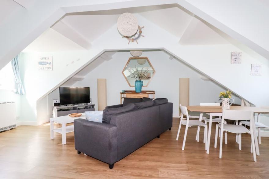 SMUGGLERS LOFT, romantic, character holiday cottage in Looe