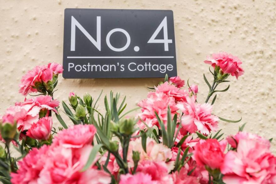 POSTMAN'S COTTAGE, pet friendly, with a garden in Bridlington
