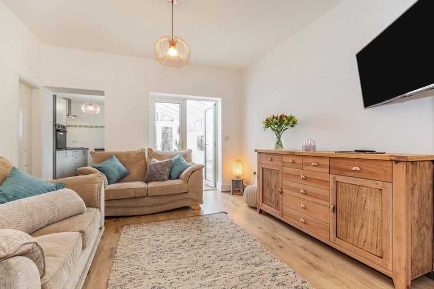 POSTMAN'S COTTAGE, pet friendly, with a garden in Bridlington