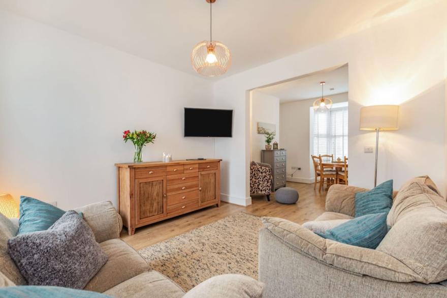 POSTMAN'S COTTAGE, pet friendly, with a garden in Bridlington