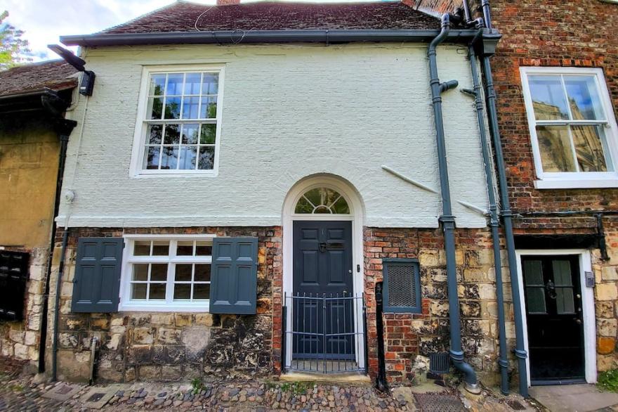 Chapter House, YORK - Four Bedroom House, Sleeps 7