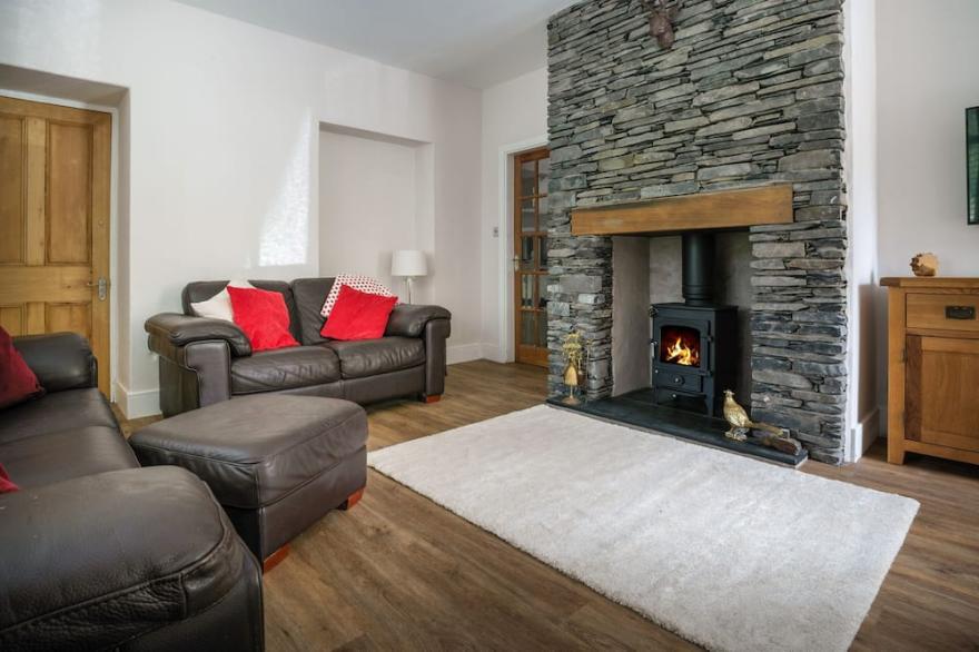 FELLSIDE LODGE, pet friendly, with hot tub in Bowness-On-Windermere