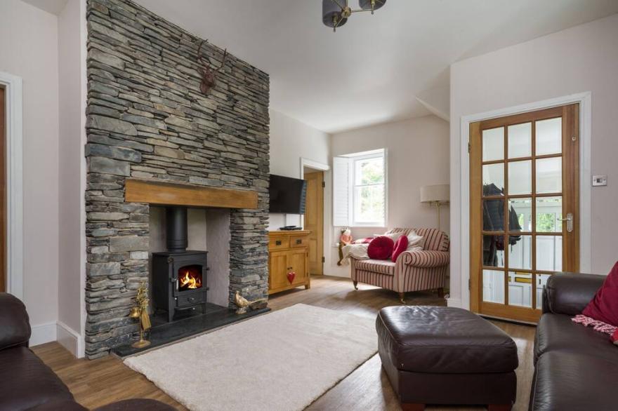 FELLSIDE LODGE, pet friendly, with hot tub in Bowness-On-Windermere