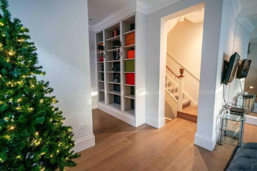 Spacious & Modern 3BRs house in central london