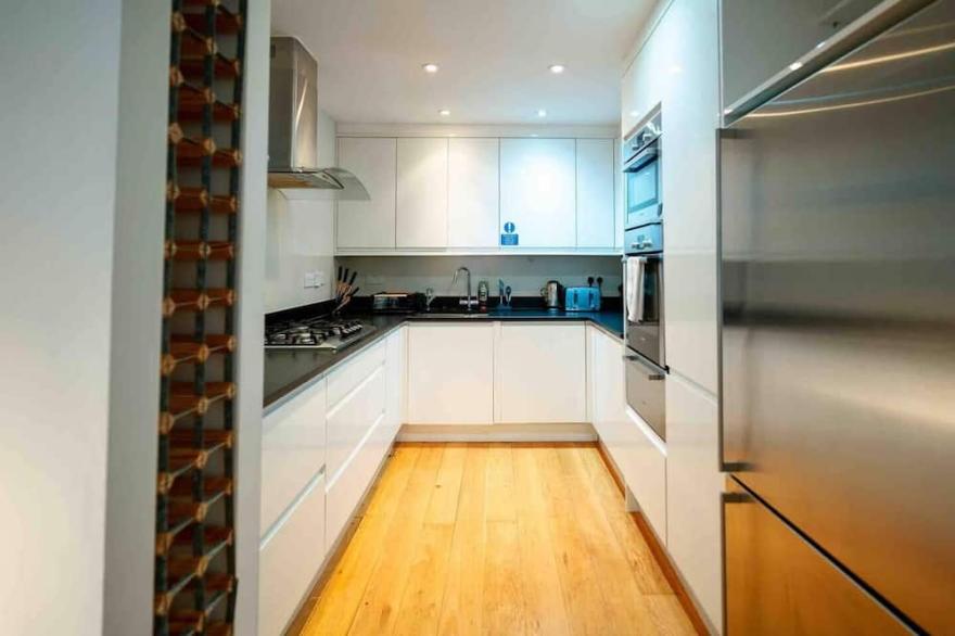 Spacious & Modern 3BRs house in central london