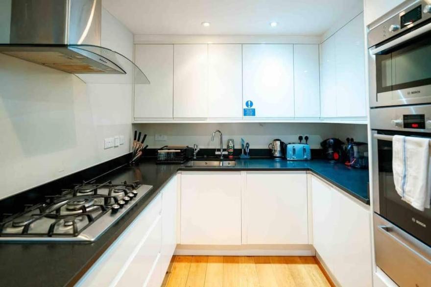 Spacious & Modern 3BRs house in central london