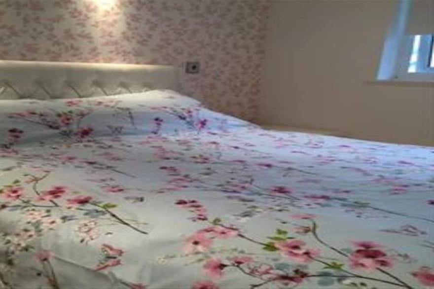 Special Offer JUNE AND JULY! 8 Spanish Villa, 2bed, jacuzzi bath private garden,