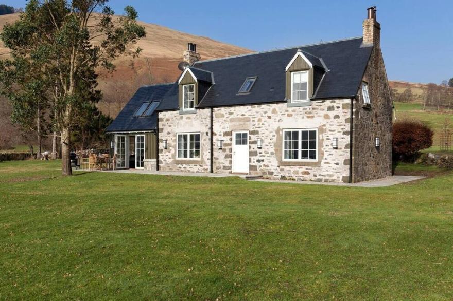 Dalveich Cottage w/hot tub & stunning views