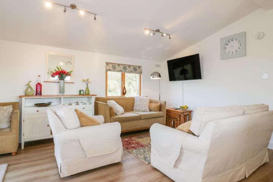 COSTENTYN, TOR DOWN QUARRY, pet friendly, with hot tub in St Breward