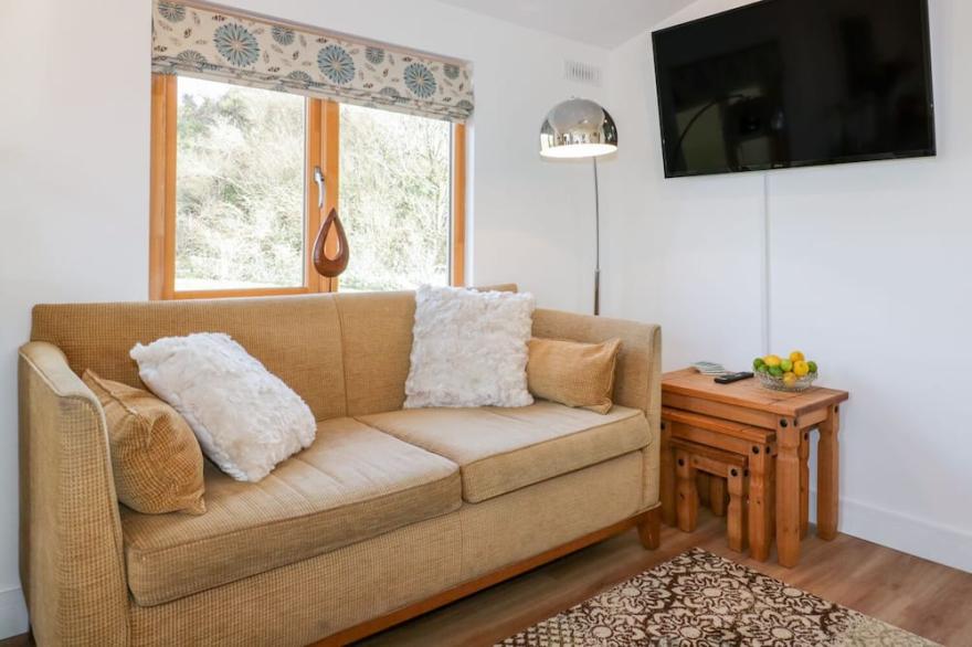 COSTENTYN, TOR DOWN QUARRY, pet friendly, with hot tub in St Breward