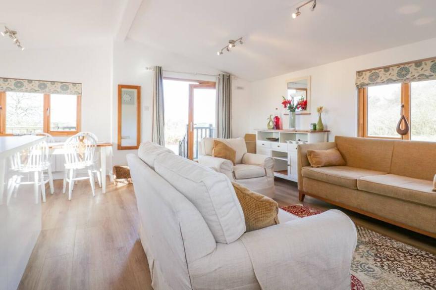 COSTENTYN, TOR DOWN QUARRY, pet friendly, with hot tub in St Breward
