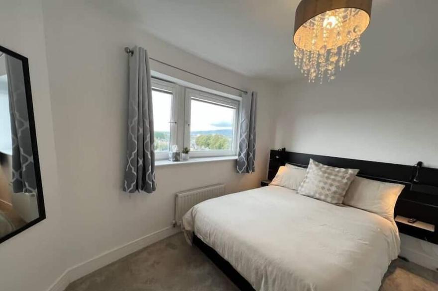 Riverview Retreat:<br>premium riverfront flat.