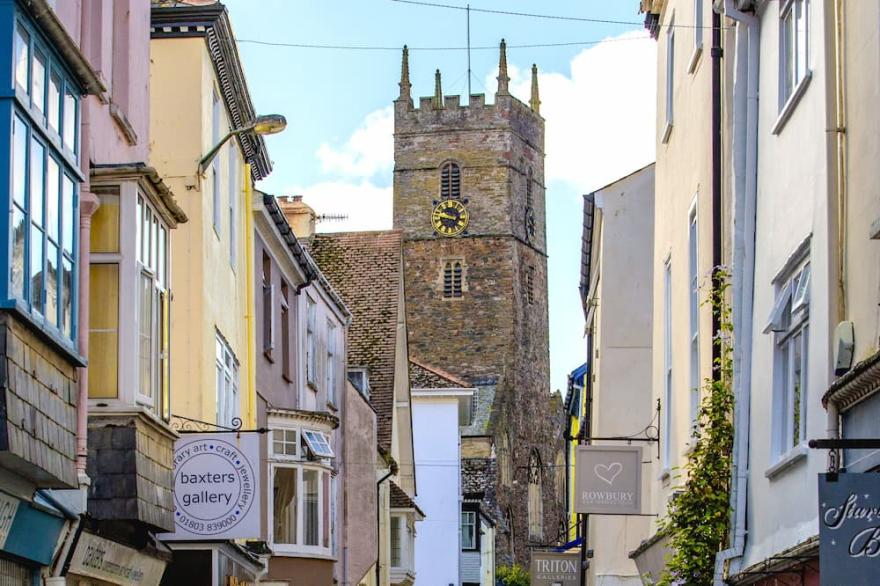 Four-bedroom house near the waterfront (sleeps eight)