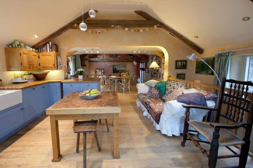 Imaginatively Converted Traditional Hillside Barn . Uninterrupted Views From Ev
