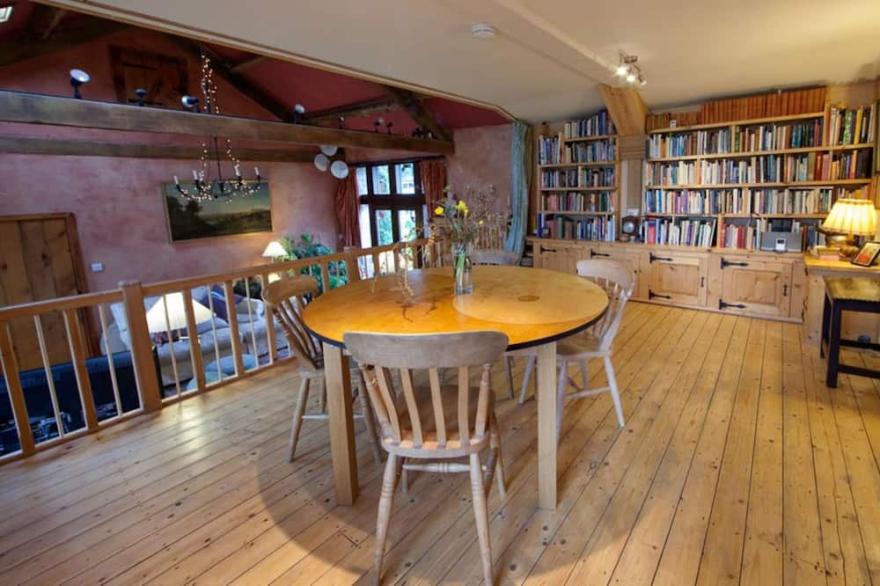 Imaginatively Converted Traditional Hillside Barn . Uninterrupted Views From Ev