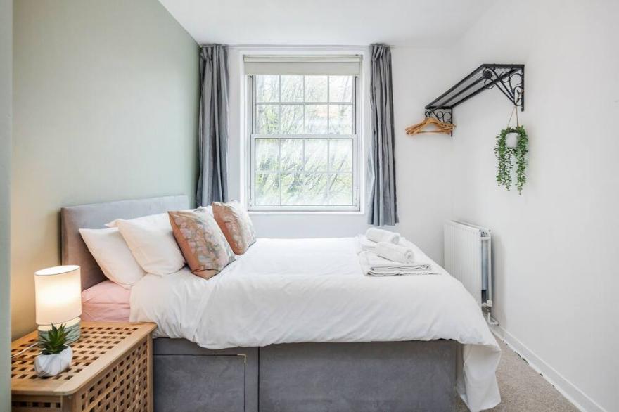 Light & Bright 3 bedroom in Waterloo