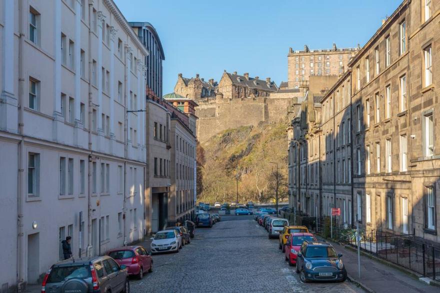 Lovely apartment beneath Edinburgh Castle