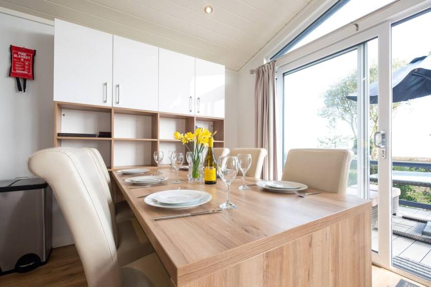 Horizon Lodge - sleeps 6 guests  in 3 bedrooms