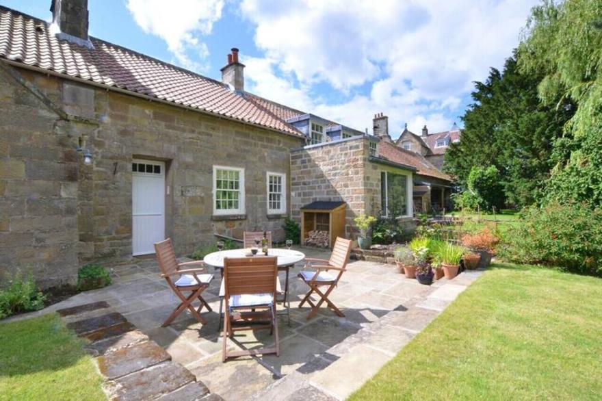 Courtyard Cottage - Two Bedroom House, Sleeps 4