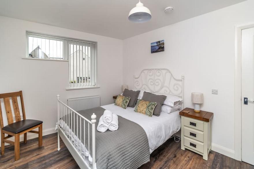 Sam's Cottage -  a bungalow that sleeps 3 guests  in 2 bedrooms