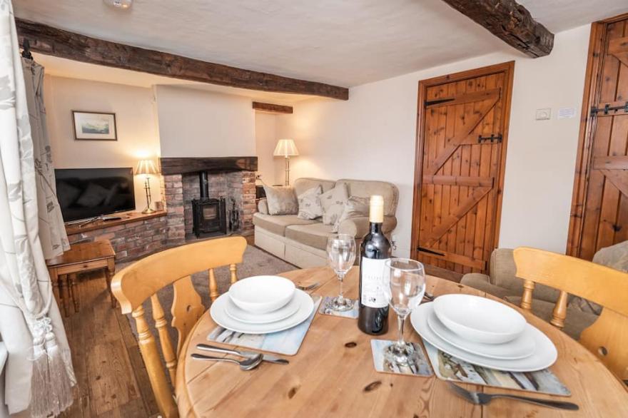 Jasmine Cottage -  a cottage that sleeps 2 guests  in 1 bedroom