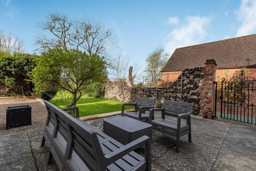 CHADBURY HOUSE ANNEXE, pet friendly, with a garden in Evesham