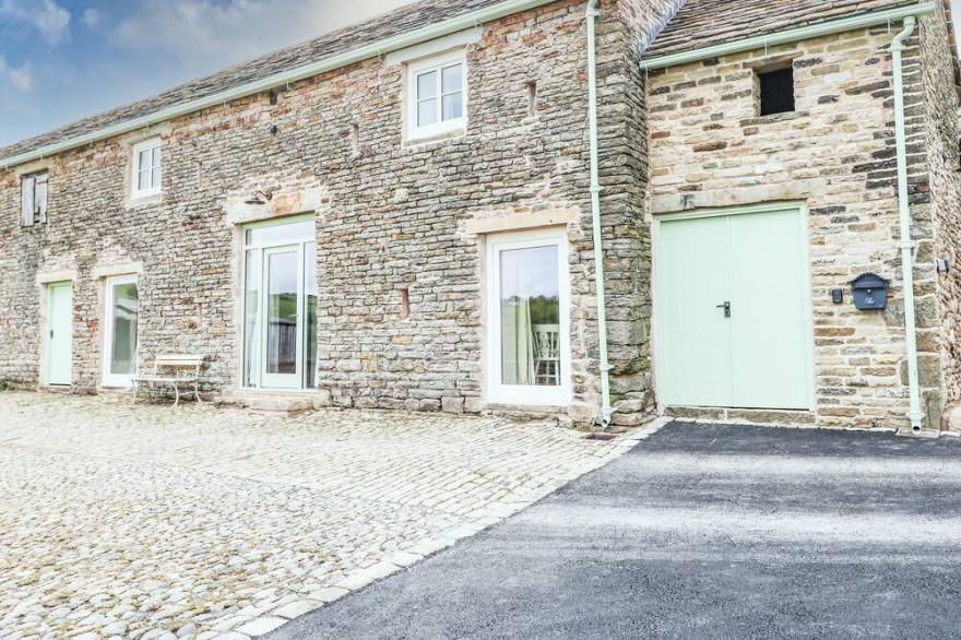 THE BARN, pet friendly, character holiday cottage in Compstall