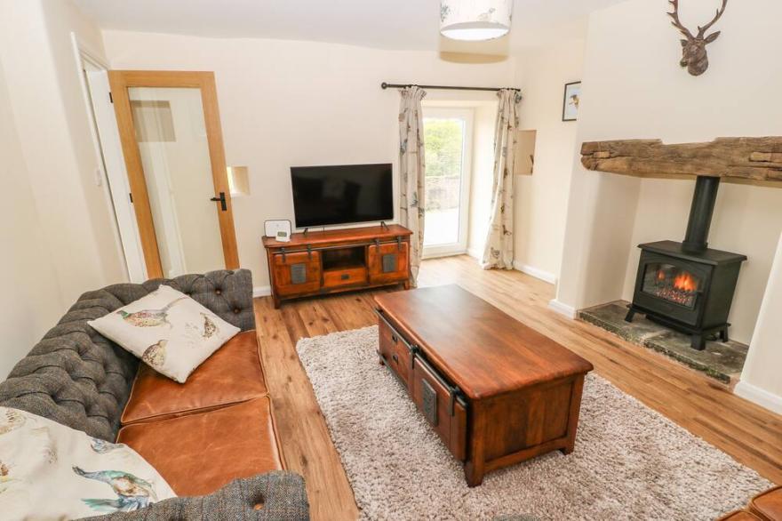 THE BARN, pet friendly, character holiday cottage in Compstall