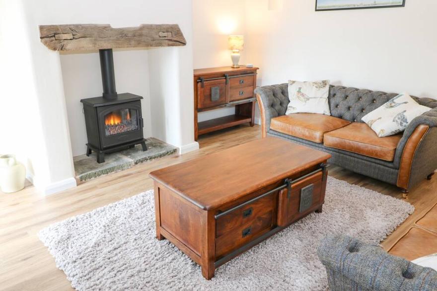 THE BARN, pet friendly, character holiday cottage in Compstall