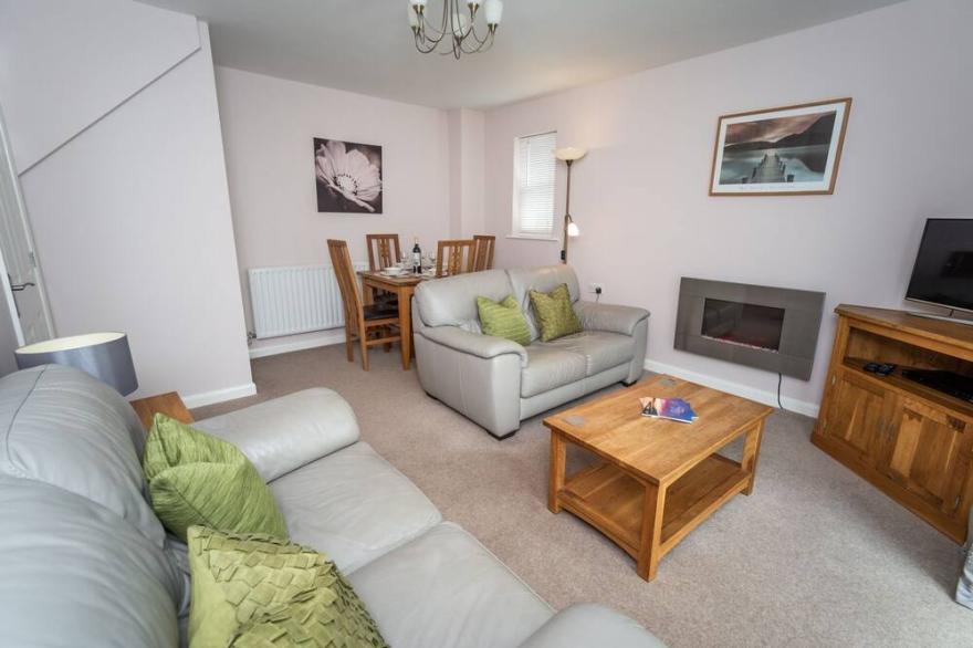 Elm Cottage -  a cottage that sleeps 4 guests  in 2 bedrooms