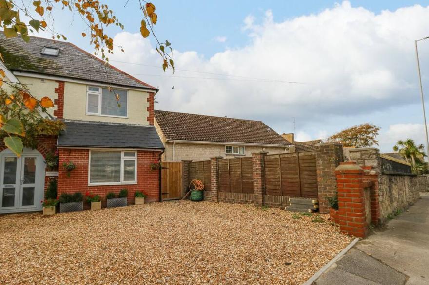 WINTERSLOW, pet friendly, character holiday cottage in Weymouth