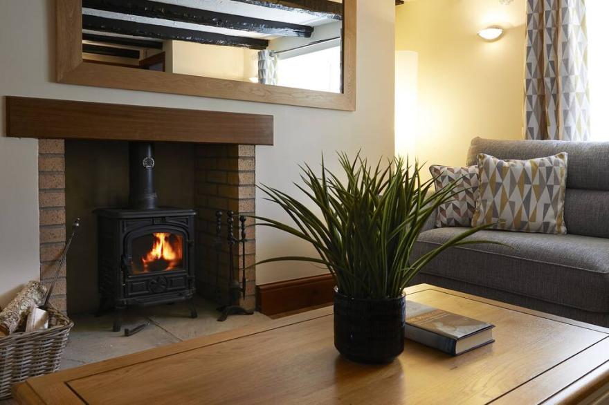 COURTYARD COTTAGE, pet friendly, with open fire in Hunmanby