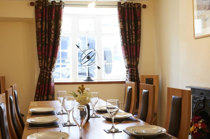 COURTYARD COTTAGE, pet friendly, with open fire in Hunmanby