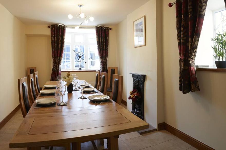 COURTYARD COTTAGE, pet friendly, with open fire in Hunmanby