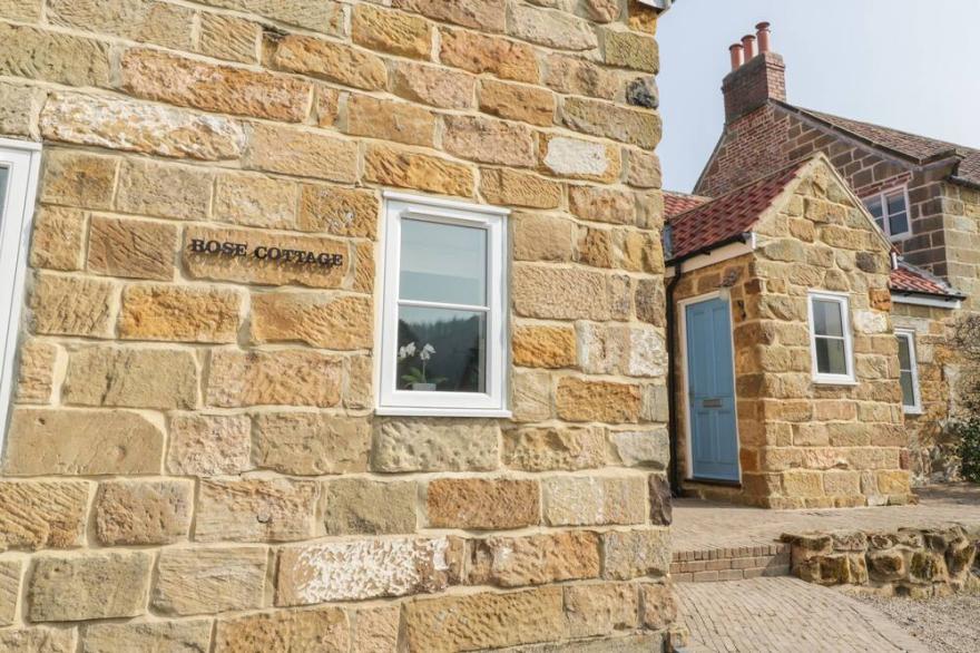 ROSE COTTAGE, pet friendly, character holiday cottage in Faceby