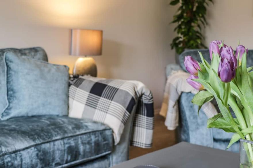 ROSE COTTAGE, pet friendly, character holiday cottage in Faceby