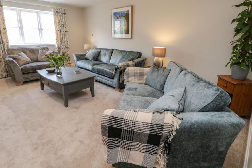 ROSE COTTAGE, pet friendly, character holiday cottage in Faceby