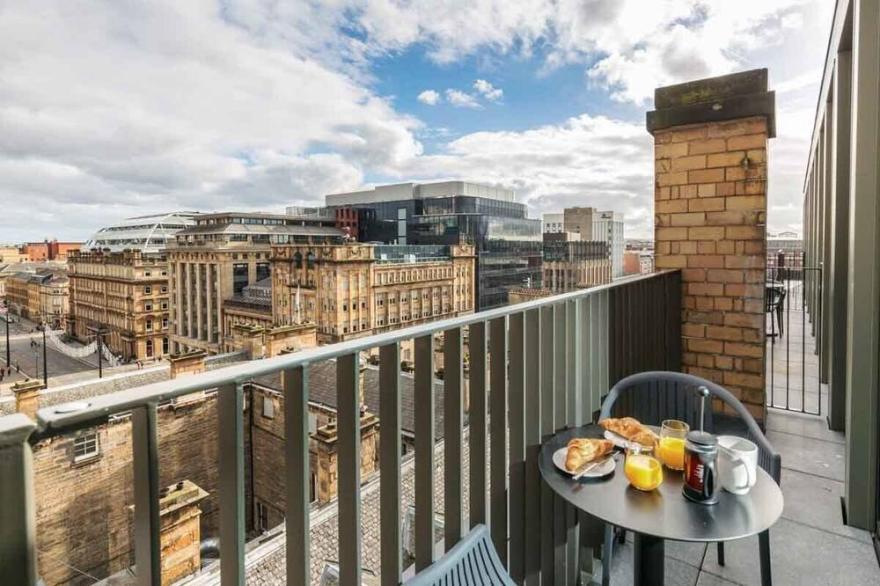 PENTHOUSE STUDIO WID FANTASTIC VIEWS OVER GLASGOW CITY CENTRE