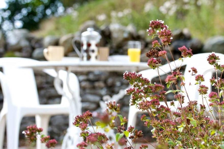 Cragside Cottage -  a cottage that sleeps 7 guests  in 4 bedrooms