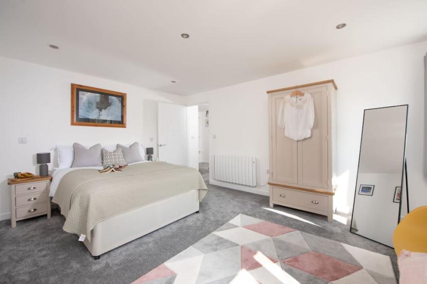 Cynibre -  a house that sleeps 6 guests  in 3 bedrooms