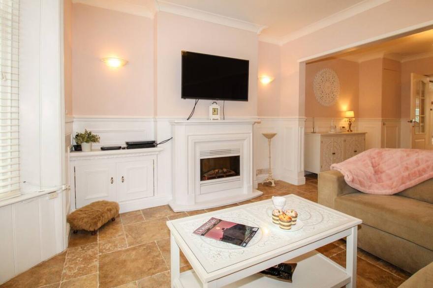 MELBURY HOUSE, romantic, character holiday cottage in Weymouth