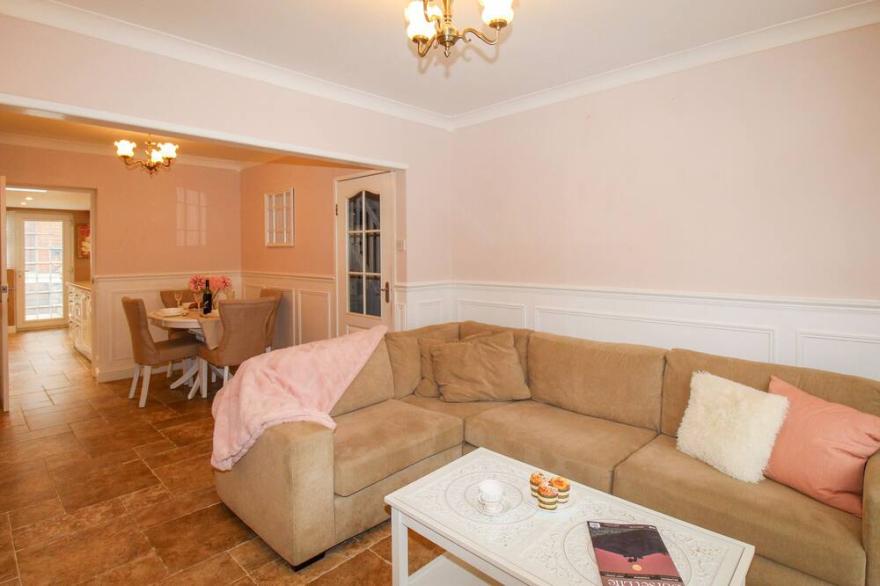 MELBURY HOUSE, romantic, character holiday cottage in Weymouth