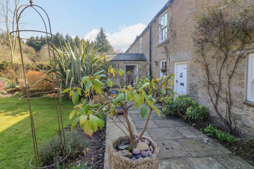 EASBY COTTAGE, pet friendly, character holiday cottage in Richmond