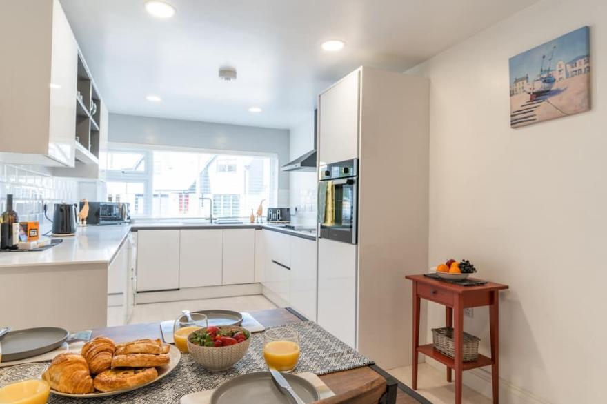 Tinners Rest, ground floor apartment sleeping 4, with parking and conservatory