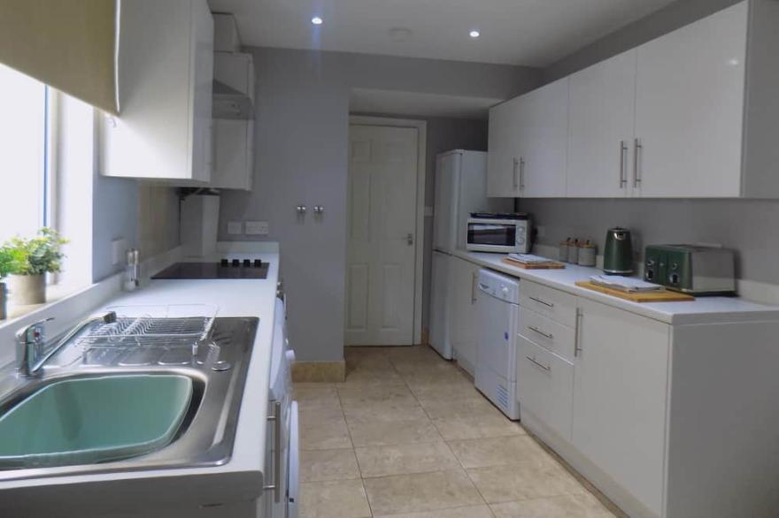 The Railway House - Large Cardiff Home by Sotero Lettings & Management