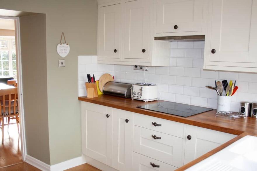 Gorgeous Cottage w/ Central Heating, Free WiFi & a stones throw to the Village Green & Pubs