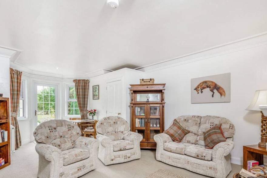 RALSTON BOTHY, pet friendly, luxury holiday cottage in Blairgowrie