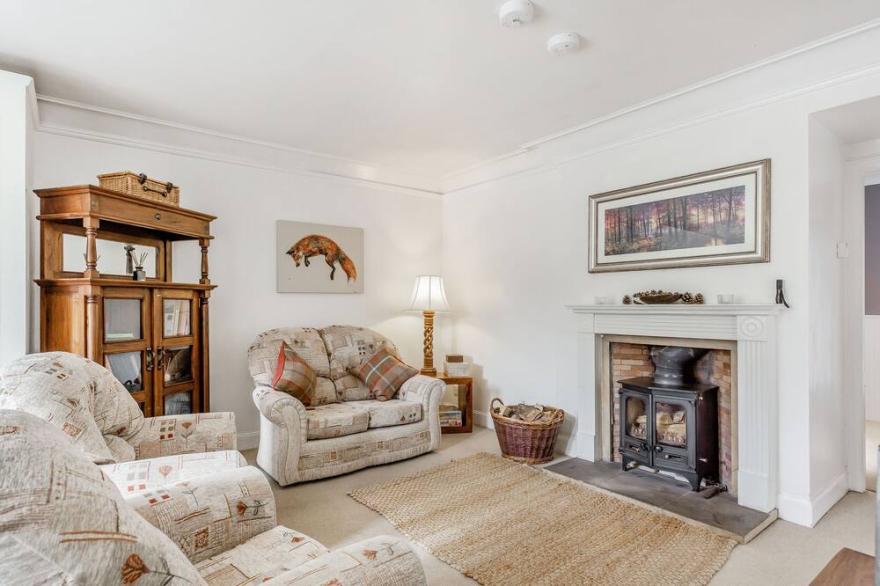 RALSTON BOTHY, pet friendly, luxury holiday cottage in Blairgowrie